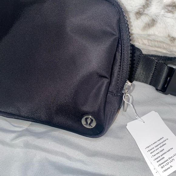 NWT LULULEMON EVERYWHERE BELT BAG - Picture 8 of 17